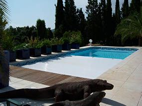 Photo Piscine coque avec volet immerg - Photo piscine en polyester