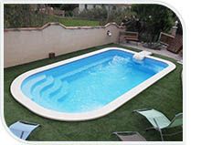 piscine en coque avec bloc filtrant