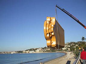 Photo Piscine polyester soulev?e par une grue au dessus de la plage - Photo piscine en polyester