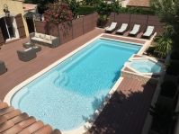grande piscine type plage avec bois - Photo piscine à coque