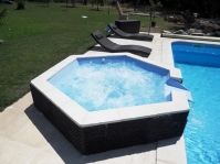 Jacuzzi avec balnéo - Photo piscine à coque