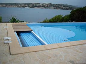 Photo Prsentation d'une coupe du volet roulant intgr - Photo piscine en polyester