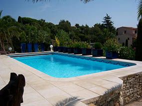 Piscine traditionnelle avec bandeau de carrelage - Photo piscine à coque