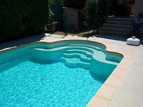 Piscine escalier roman, 5 marches centrales -  - piscine coque polyester