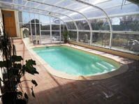Piscine coque d'intérieur, aménagement piscine d'intérieur avec abris piscine -  - piscine coque polyester