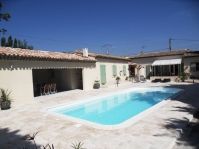 Une jolie piscine avec plage - Photo piscine à coque