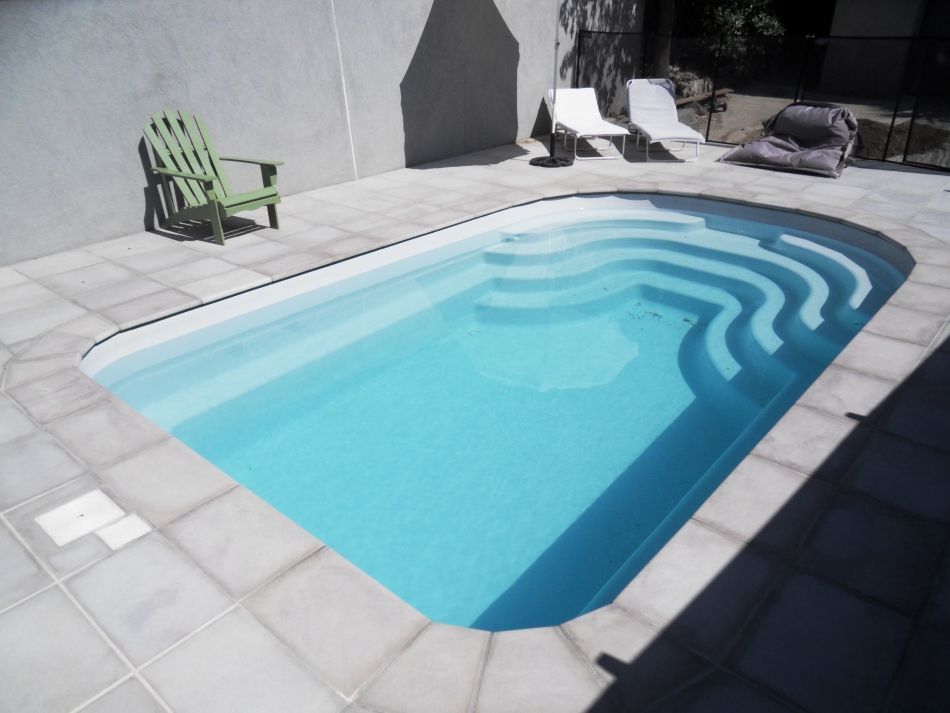 Photo petite piscine moderne - Photo d'une piscine coque