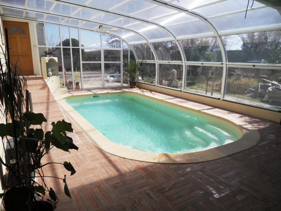 Photo Piscine coque d'intérieur, aménagement piscine d'intérieur avec abris piscine - Photo d'une piscine coque